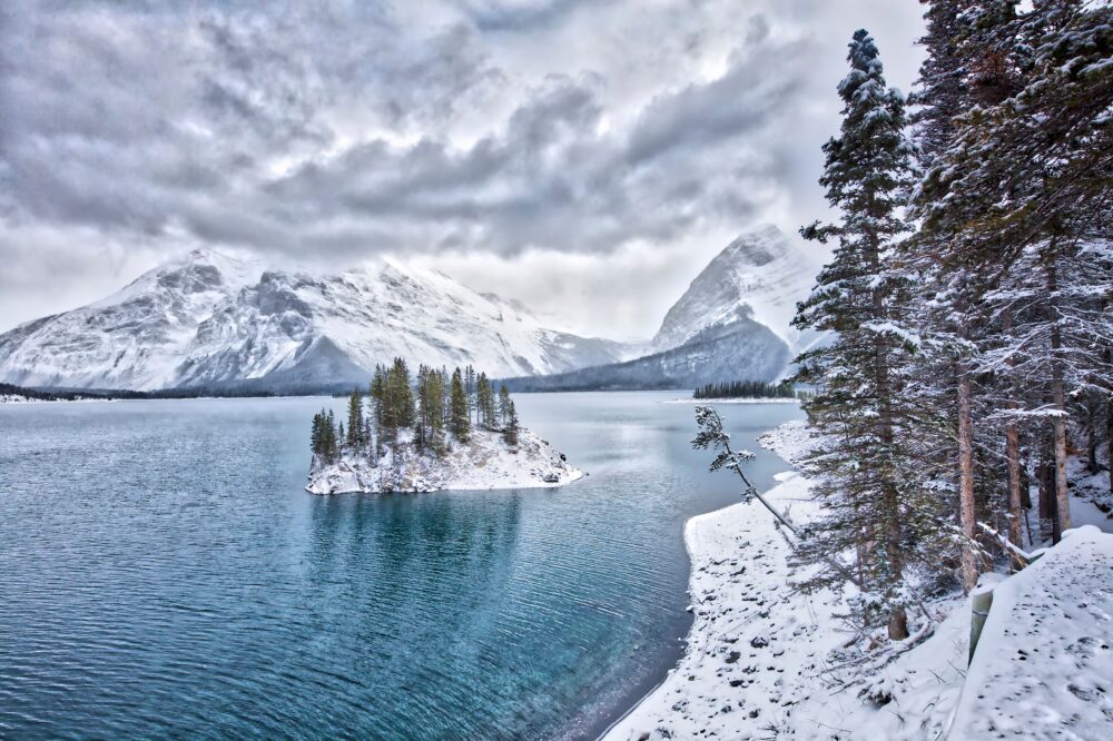 island, dusted with snow, heart of a cold mountain lake, Winter wallpaper