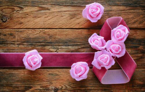 троянди, декор рожевими стрічками, троянди на дерев'яних дошках, 8 Березня шпалери