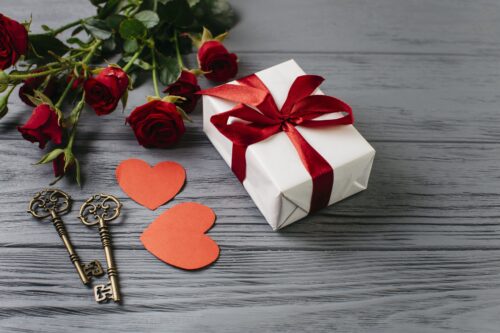 день святого валентина зображення, подарунок, букет троянд, ключі, подарунок для коханої