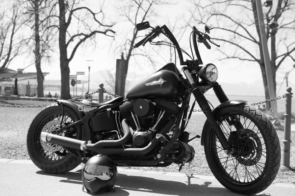Чёрно-белая фотография мотоцикла Harley-Davidson