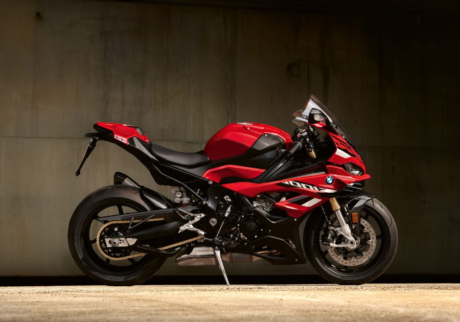 Красный спортивный мотоцикл BMW S1000RR