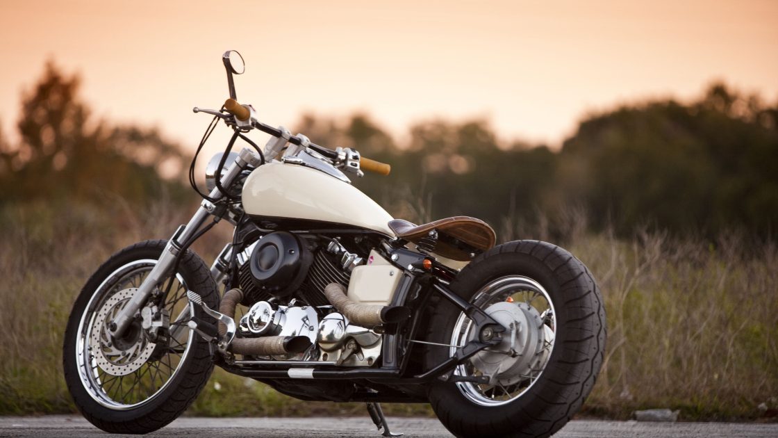 Мотоцикл Yamaha 650 на дороге